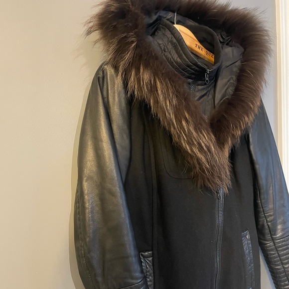 Fur trim wool coat with lamb leather sleeves - Picture 3 of 10